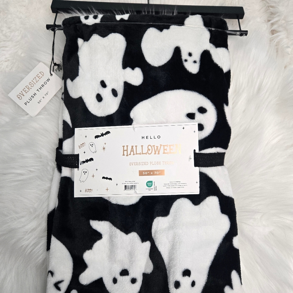 Halloween Oversized Plush Back And White Ghost Blanket - Picture 5 of 9